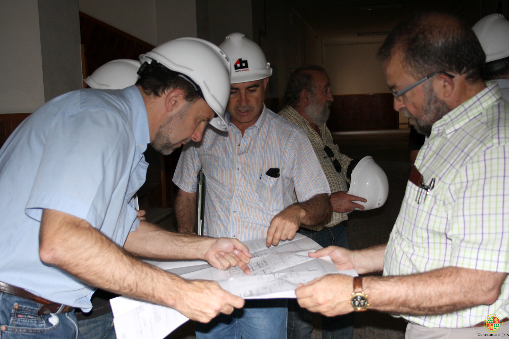 El Vicerrector de Infraestructuras, a la izquierda, supervisa los planos del edificio